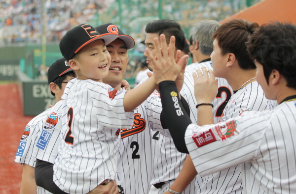 시구행사후 조성환선수를 반갑게 맞아주는 동료들